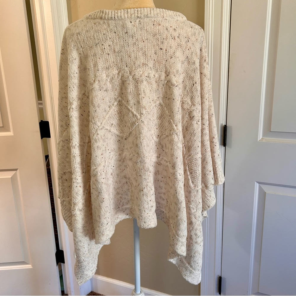 World Market Women's Oatmeal Poncho Soft Chenille Cable Knit Arm Opening OS NWT - Picture 5 of 9